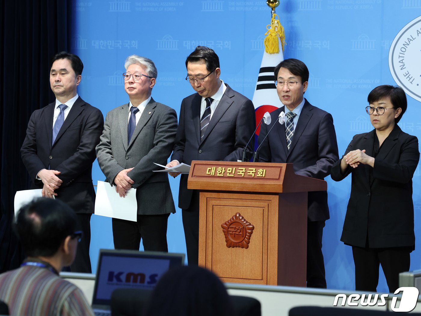 본문 이미지 - 더불어민주당 내 비이재명계(비명·혁신계) 모임인 '원칙과 상식'이 14일 오전 서울 여의도 국회 소통관에서 '민주당 혁신 제안' 기자회견을 하고 있다. 왼쪽부터 김종민, 조응천, 윤영찬, 이원욱 의원. 2023.12.14/뉴스1 ⓒ News1 황기선 기자