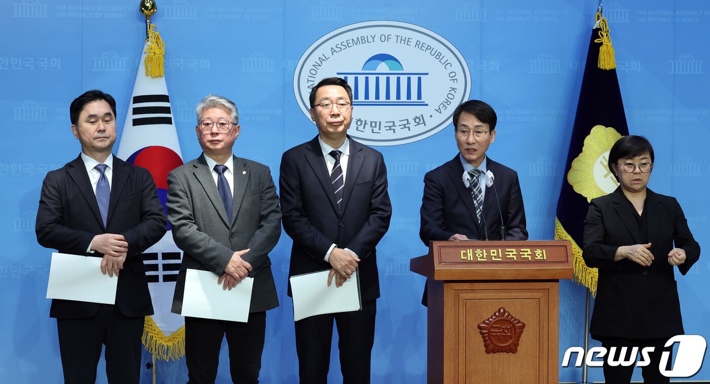 본문 이미지 - 더불어민주당 내 비이재명계(비명·혁신계) 모임인 '원칙과 상식'이 14일 오전 서울 여의도 국회 소통관에서 '민주당 혁신 제안' 기자회견을 하고 있다. 왼쪽부터 김종민, 조응천, 윤영찬, 이원욱 의원. 2023.12.14/뉴스1 ⓒ News1 황기선 기자