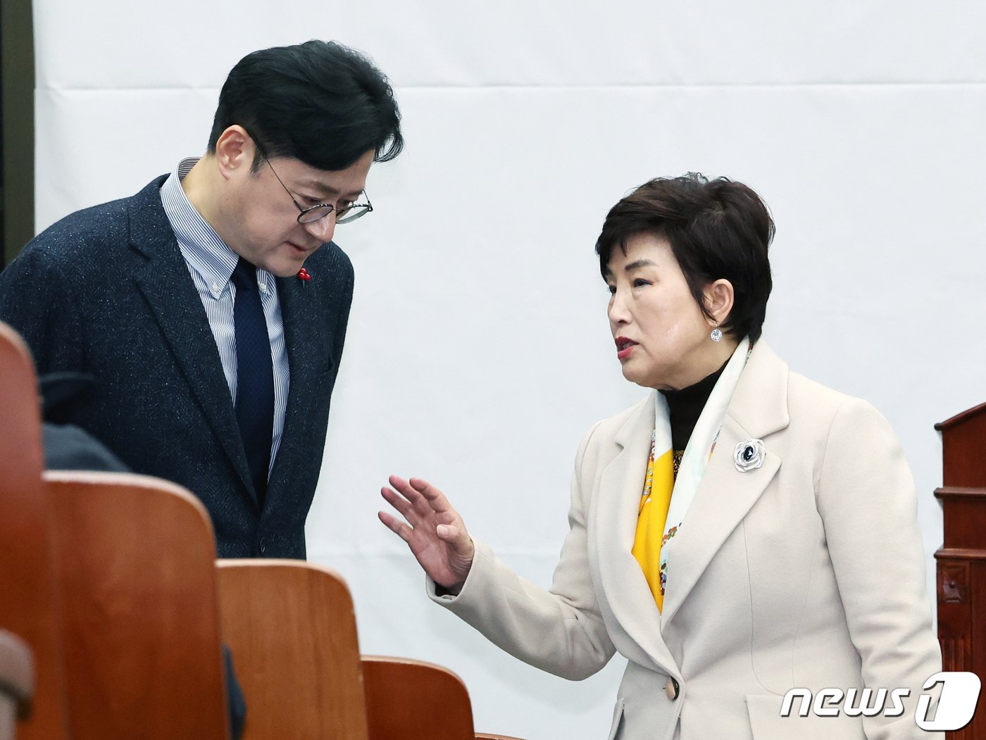 본문 이미지 - 홍익표 더불어민주당 원내대표가 14일 오전 서울 여의도 국회에서 열린 비공개 의원총회에서 전혜숙 의원과 대화를 나누고 있다. 이날 의총에서는 선거제 개편을 논의한다. 2023.12.14/뉴스1 ⓒ News1 황기선 기자