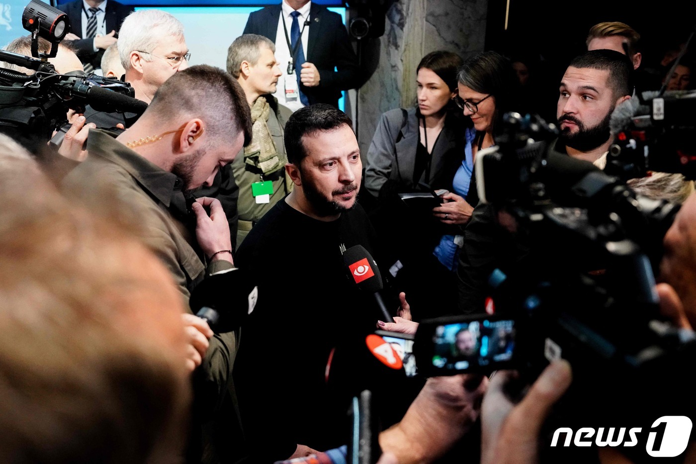 (오슬로 AFP=뉴스1) 우동명 기자 = 볼로디미르 젤렌스키 우크라이나 대통령이 13일(현지시간) 노르웨이 오슬로를 깜짝 방문해 북유럽 5개국 정상들과 기자회견을 마친 뒤 취재진을 …