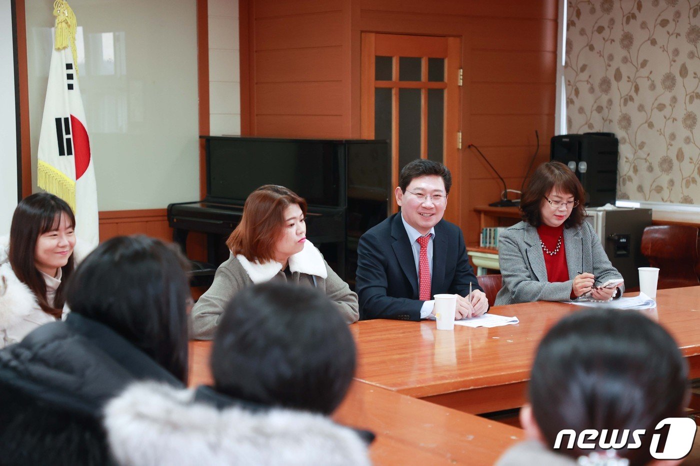 본문 이미지 - 이상일 시장이 13일 남곡초 남곡분교에서 학부모들과 대화를 나누고 있다.(용인시 제공)