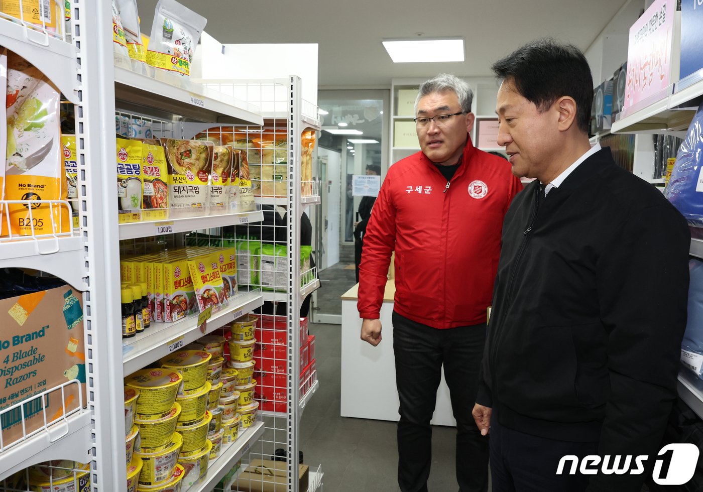 오세훈 서울시장이 14일 오전 서울 종로구 돈의동 쪽방상담소 온기창고에서 식료품을 둘러보고 있다. &#40;공동취재&#41; 2023.12.14/뉴스1 ⓒ News1 박세연 기자