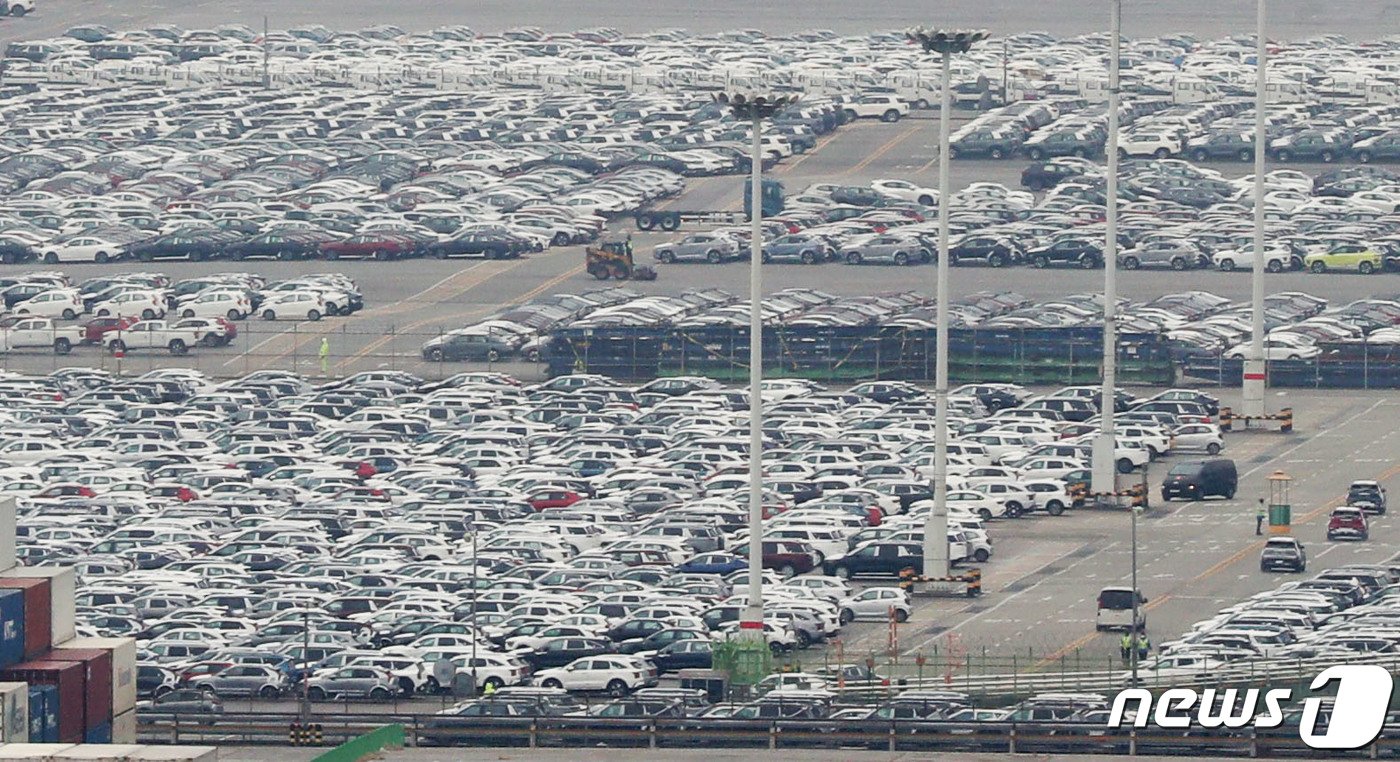 본문 이미지 - 경기 평택시 포승읍 평택항 수출 야적장에 수출용 차량들이 주차돼 있다. 2023.12.14/뉴스1 ⓒ News1 DB
