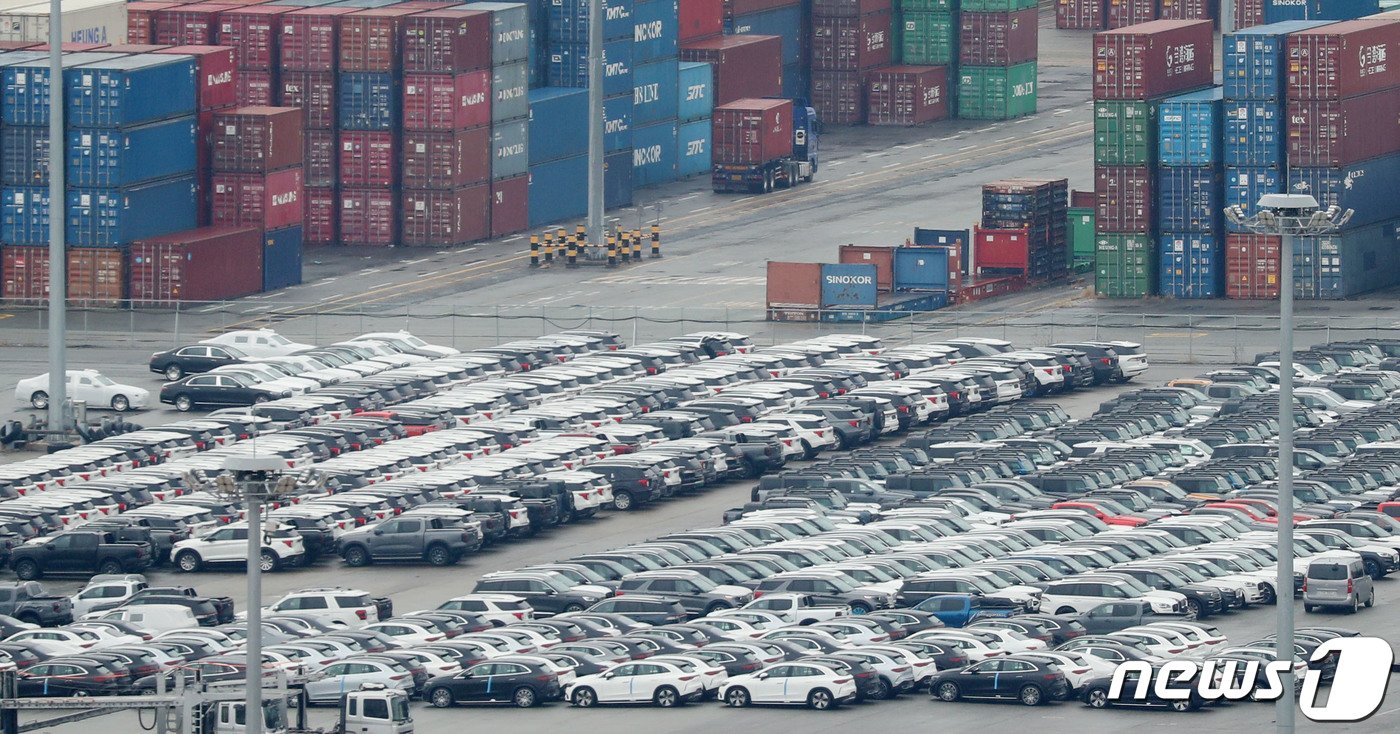 본문 이미지 -  경기 평택시 포승읍 평택항 수출 야적장에 수출용 차량들이 주차돼 있다./뉴스1 ⓒ News1 김영운 기자