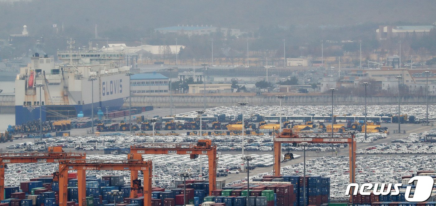본문 이미지 - 경기 평택시 포승읍 평택항 수출 야적장에 수출용 차량들이 주차돼 있다. 2023.12.14/뉴스1 ⓒ News1 김영운 기자