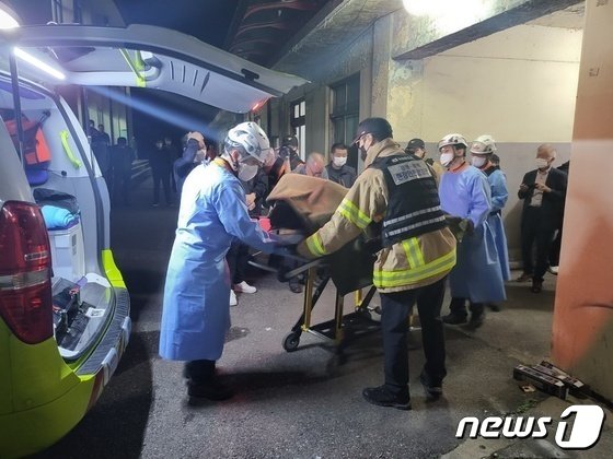 본문 이미지 - 지난해 9월 14일 오전 강원 태백시에 위치한 대한석탄공사 장성광업소 장성갱도 내 직원 1명이 매몰되는 사고가 발생한 가운데 하루가 흐른 그해 동월 15일 오후 7시 55분쯤 실종자가 갱 밖으로 옮겨졌다. 2022.9.15/뉴스1 ⓒ News1 신관호 기자