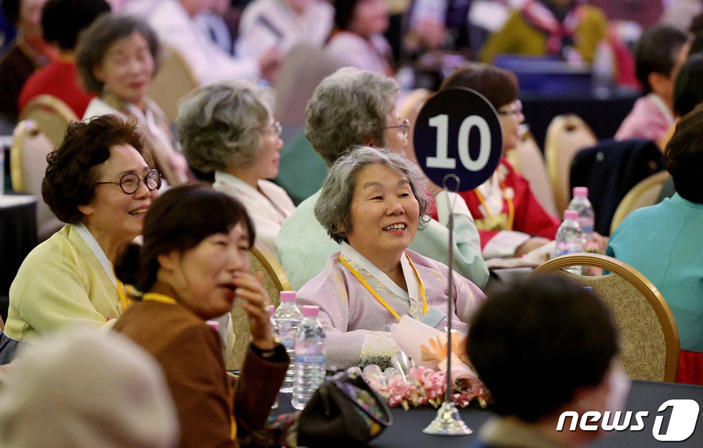 14일 오후 서울 광진구 세종대 컨벤션센터에서 열린 &#39;2023년 이야기 할머니의 날&#39; 행사에 참석한 이야기 할머니들이 이 밝은 표정으로 행사에 참여하고 있다. 2023.12.14/뉴스1 ⓒ News1 장수영 기자