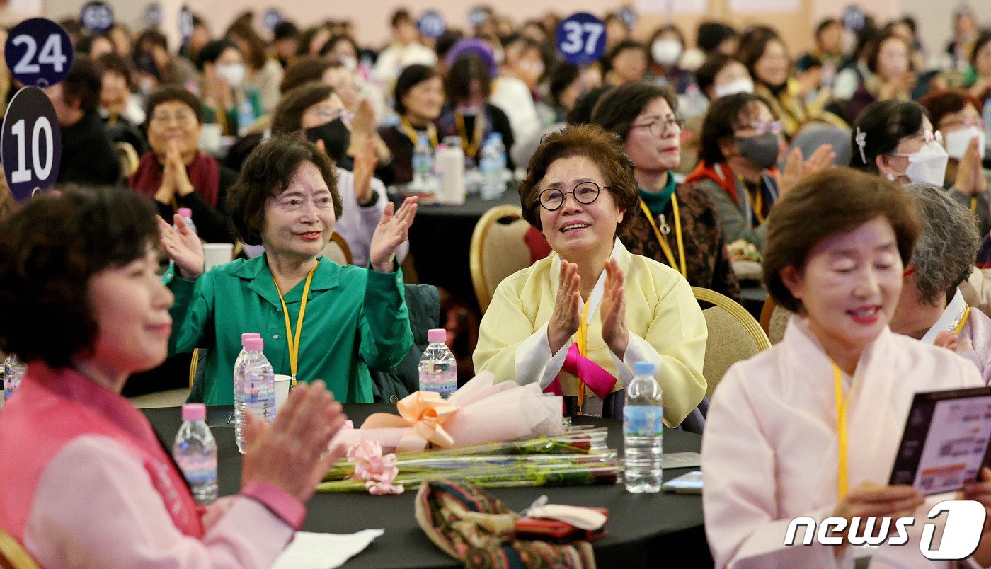 14일 오후 서울 광진구 세종대 컨벤션센터에서 열린 &#39;2023년 이야기 할머니의 날&#39; 행사에 참석한 이야기 할머니들이 이 밝은 표정으로 행사에 참여하고 있다. 2023.12.14/뉴스1 ⓒ News1 장수영 기자