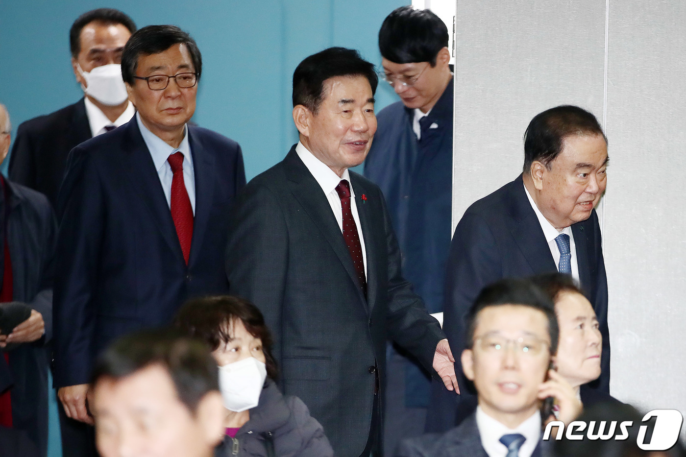 (서울=뉴스1) 박세연 기자 = 김홍업 김대중평화센터이사장(왼쪽부터), 김진표 국회의장, 문희상 전 국회의장이 14일 오전 서울 마포구 연세대학교김대중도서관에서 열린 김대중 대통령 …