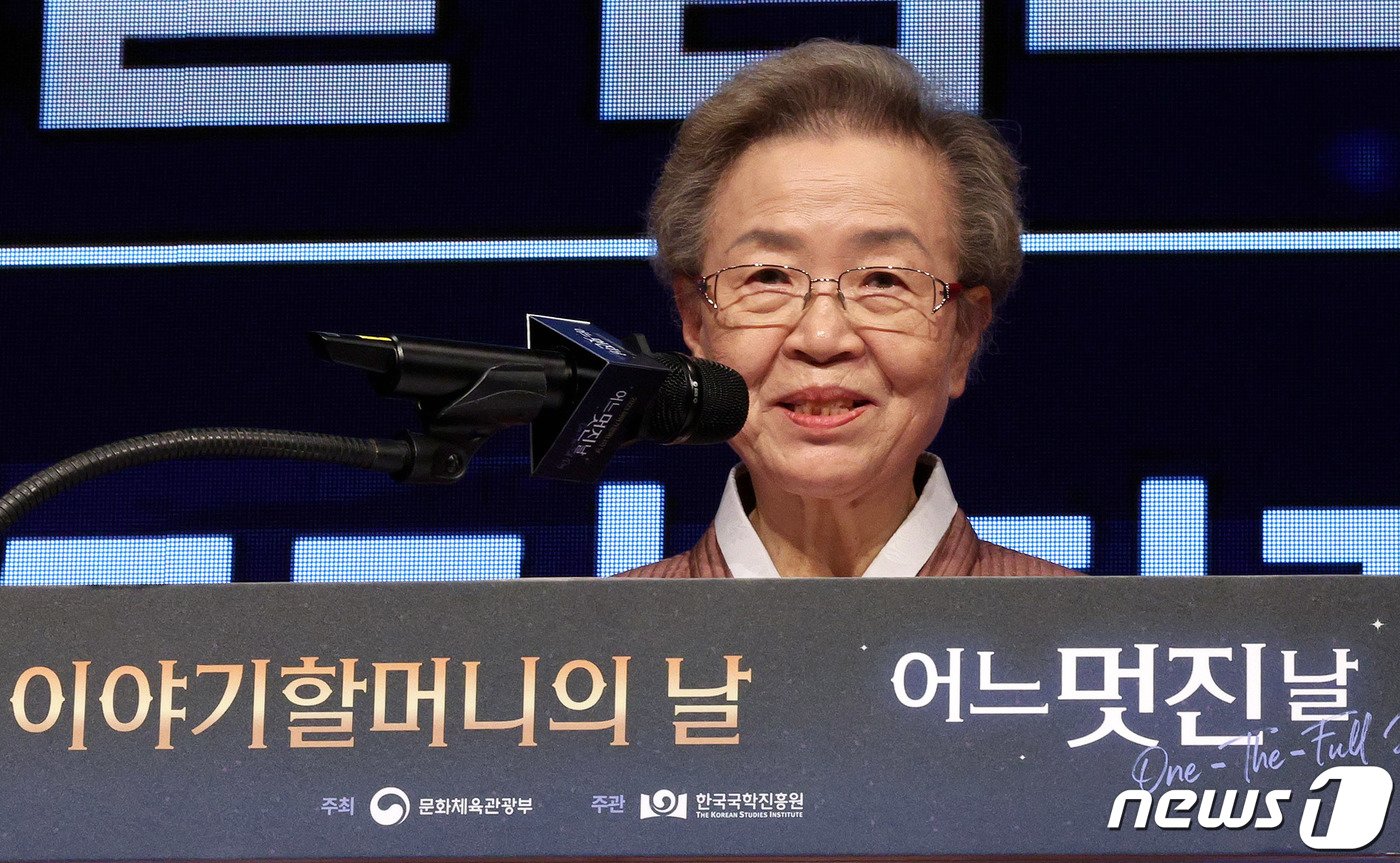 14일 오후 서울 광진구 세종대 컨벤션센터에서 열린 &#39;2023년 이야기 할머니의 날&#39; 행사에 진정희 할머니가 졸업 소감을 발표하고 있다. 2023.12.14/뉴스1 ⓒ News1 장수영 기자