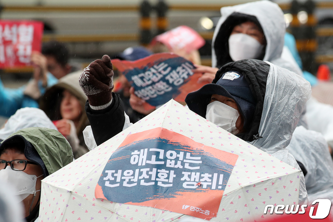 (서울=뉴스1) 이승배 기자 = 14일 오후 서울 용산구 서울역 인근에서 열린 '노조법•방송3법 거부권 규탄, 건강보험 고객센터 지부 투쟁 지지엄호, 중대재해처벌법 개악 저지' 민 …