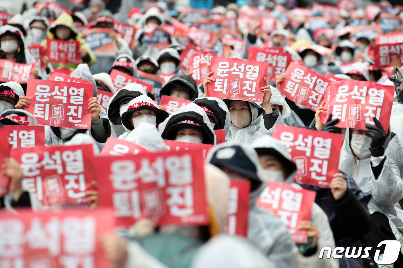 (서울=뉴스1) 이승배 기자 = 14일 오후 서울 용산구 서울역 인근에서 열린 '노조법•방송3법 거부권 규탄, 건강보험 고객센터 지부 투쟁 지지엄호, 중대재해처벌법 개악 저지' 민 …