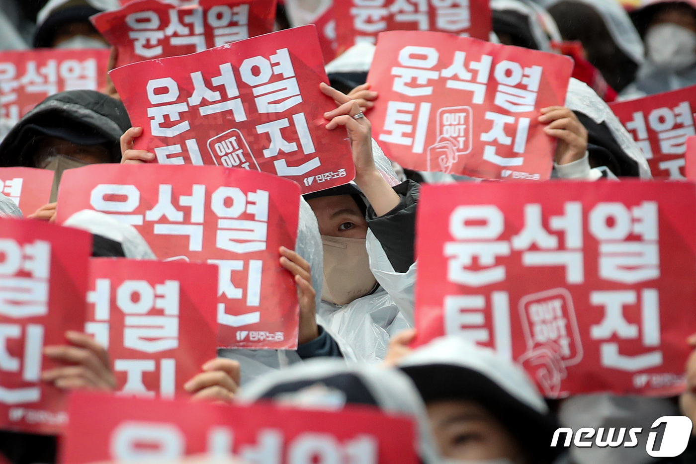 (서울=뉴스1) 이승배 기자 = 14일 오후 서울 용산구 서울역 인근에서 열린 '노조법•방송3법 거부권 규탄, 건강보험 고객센터 지부 투쟁 지지엄호, 중대재해처벌법 개악 저지' 민 …