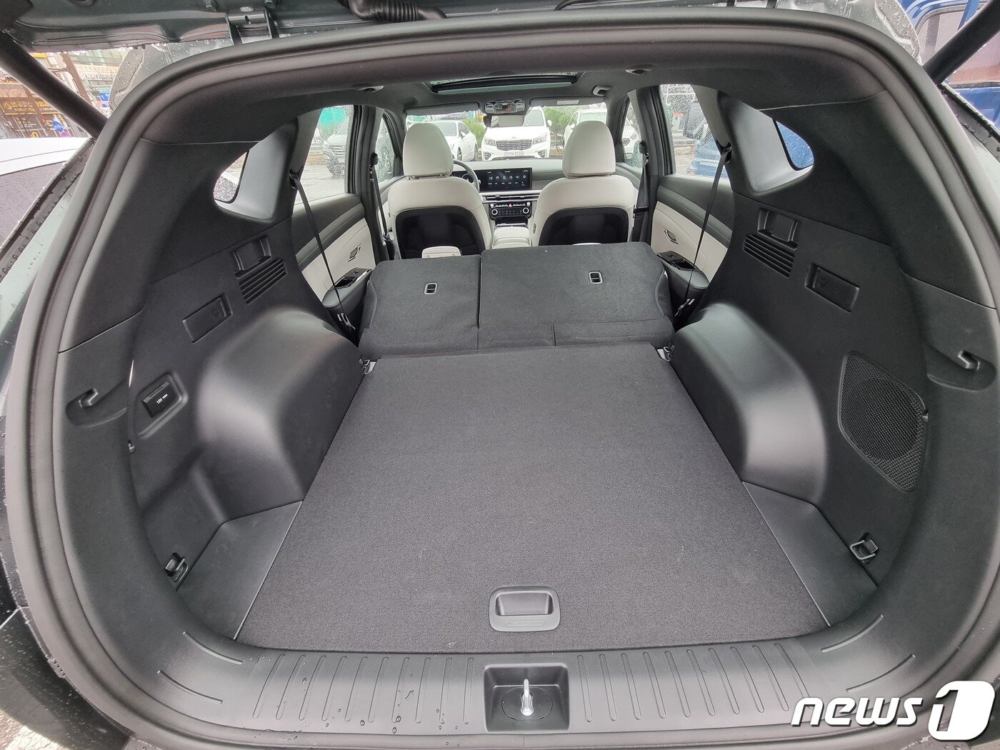 본문 이미지 - 더 뉴 투싼의 적재 공간. 2023.12.14/뉴스1 ⓒ 뉴스1 박주평 기자