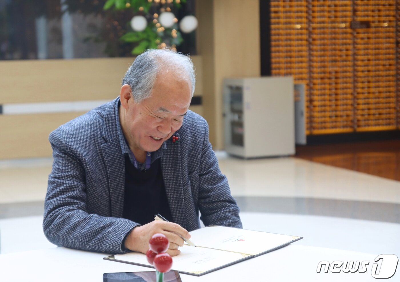 장인수 전 오비맥주 부회장&#40;오른쪽&#41;이 서울 사랑의열매 아너 소사이어티 가입식을 진행하고 있다..&#40;서울 사회복지공동모금회 제공&#41;