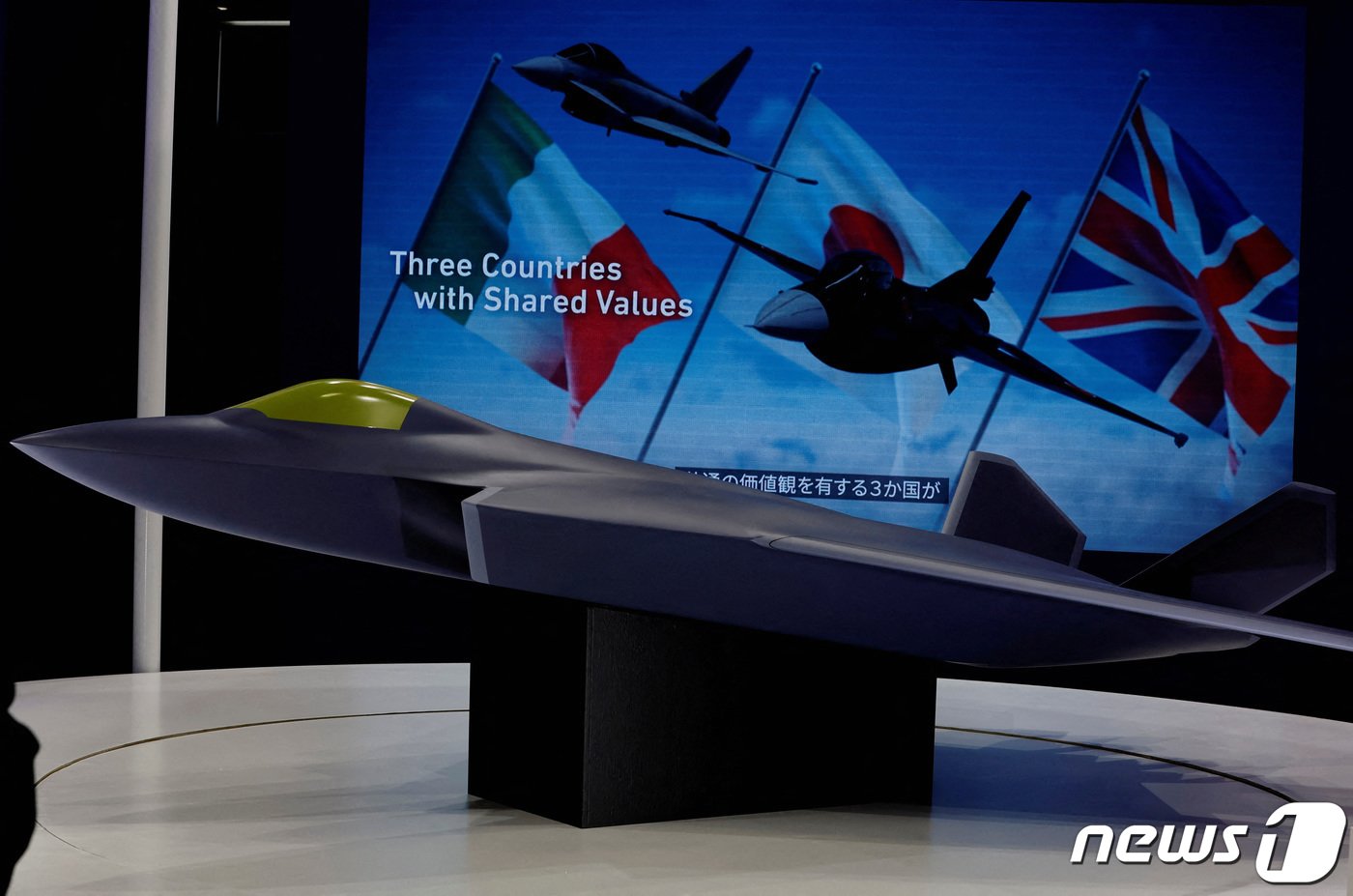 본문 이미지 - 지난 3월 일본 지바의 국제 전시장에 영국·이탈리아·일본이 공동 개발하는 6세대 전투기 모형이 전시된 모습. 2023.3.15. ⓒ 로이터=뉴스1 ⓒ News1 김성식 기자