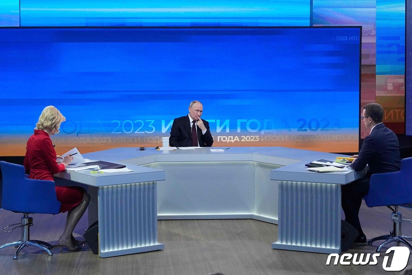 본문 이미지 - 블라디미르 푸틴 러시아 대통령이 14일 (현지시간) 모스크바 고스티니 드보르 전시 홀에서 연말 기자회견을 하고 있다. 2023.12.14 ⓒ AFP=뉴스1 ⓒ News1 우동명 기자