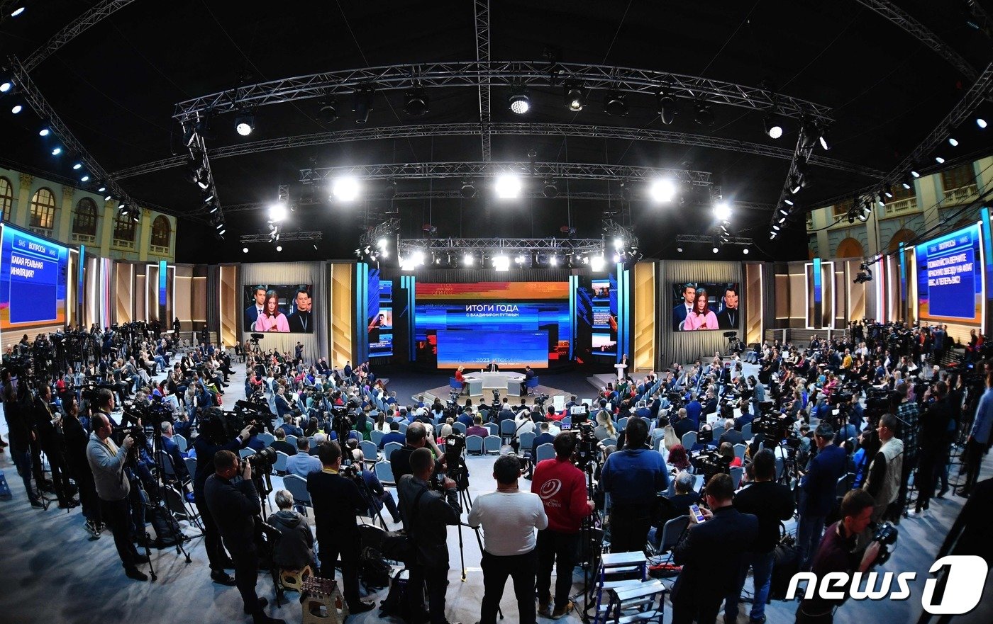 본문 이미지 - 블라디미르 푸틴 러시아 대통령이 14일 (현지시간) 모스크바 고스티니 드보르 전시 홀에서 연말 기자회견을 하고 있다. 2023.12.14 ⓒ AFP=뉴스1 ⓒ News1 우동명 기자