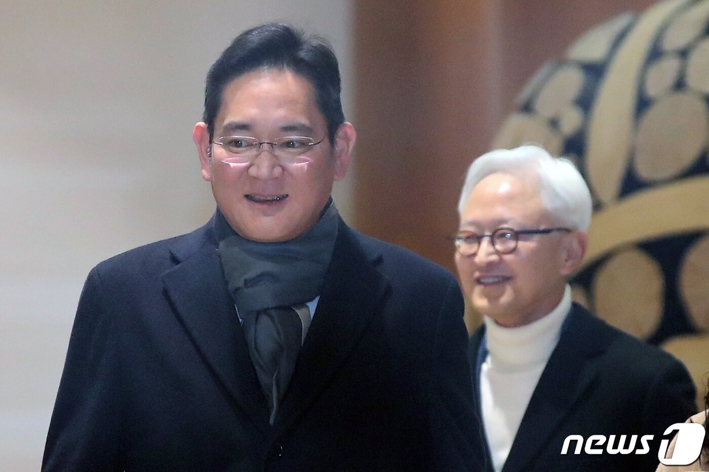 본문 이미지 - 지난해 12월 15일 이재용 삼성전자 회장이 윤석열 대통령의 네덜란드 국빈 방문 동행을 마치고 경계현 삼성전자 사장과 서울 김포공항 비즈니스센터를 통해 귀국하고 있다. 2023.12.15/뉴스1 ⓒ News1 이승배 기자