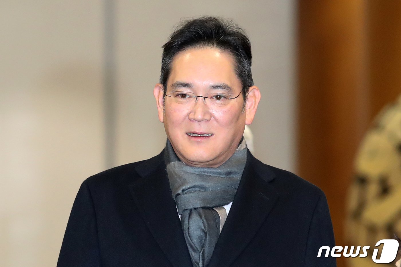 본문 이미지 - 이재용 삼성전자 회장이 윤석열 대통령의 네덜란드 국빈 방문 동행을 마치고 15일 오전 서울 김포공항 비즈니스센터를 통해 귀국하고 있다.2023.12.15/뉴스1 ⓒ News1 이승배 기자