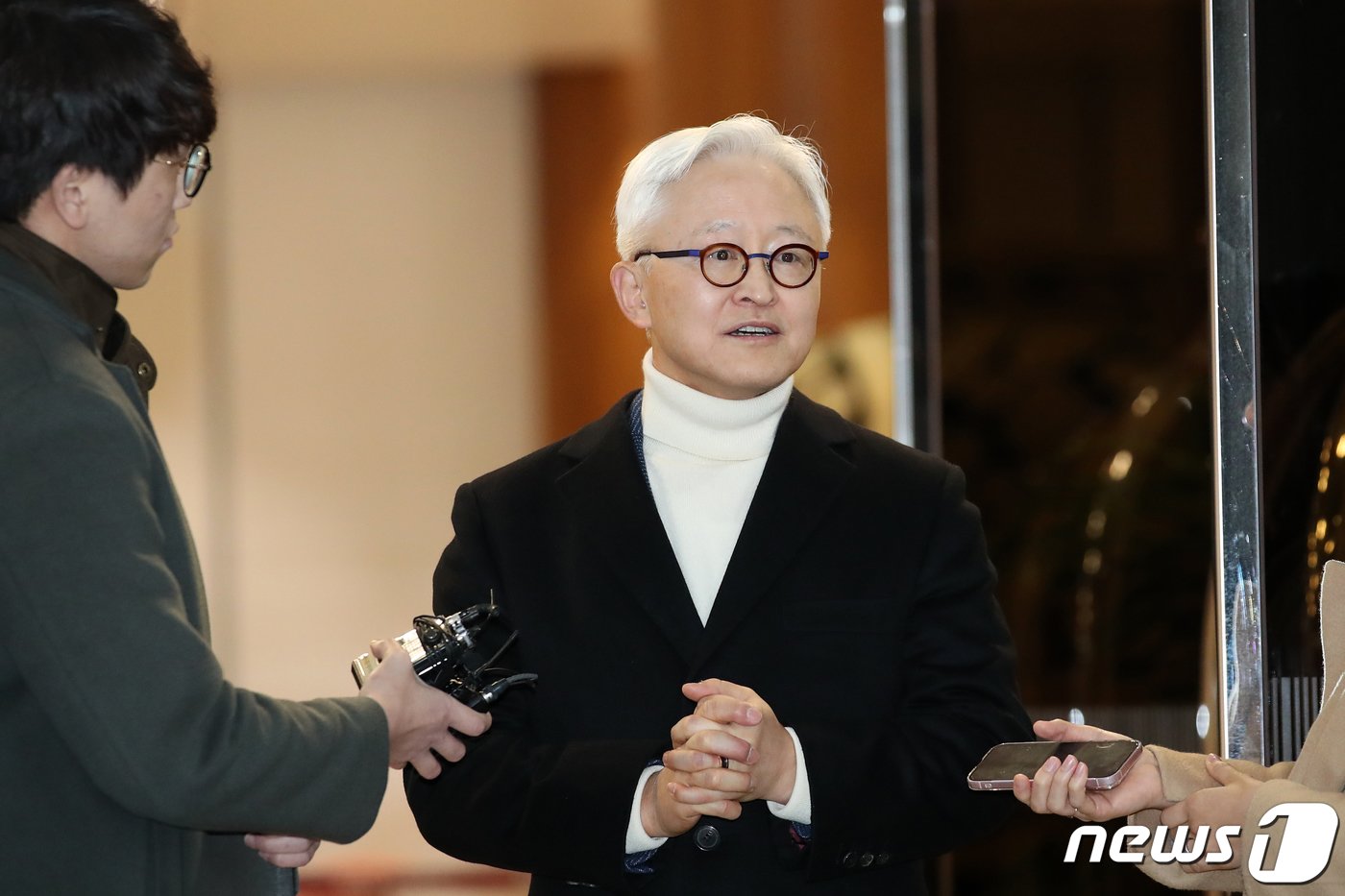 본문 이미지 - 네덜란드 방문을 마친 경계현 삼성전자 사장이 15일 오전 서울 김포공항 비즈니스센터를 통해 귀국해 취재진의 질문에 답하고 있다.2023.12.15/뉴스1 ⓒ News1 이승배 기자