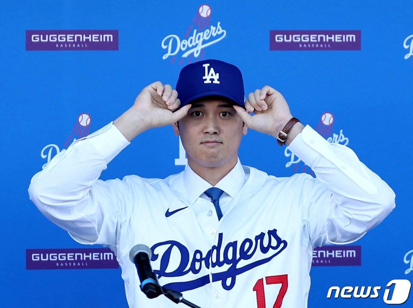 본문 이미지 - 14일(현지시간) 오타니 쇼헤이가 미국 캘리포니아주 로스앤젤레스 다저스타디움 센터필드 플라자에서 기자회견 중인 모습. 2023.12.14/뉴스1 ⓒ 로이터=뉴스1 ⓒ News1 김민수 기자