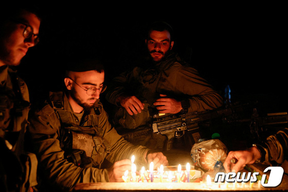 [사진] 유대교 명절 하누카 맞아 촛불 켜는 이스라엘 병사