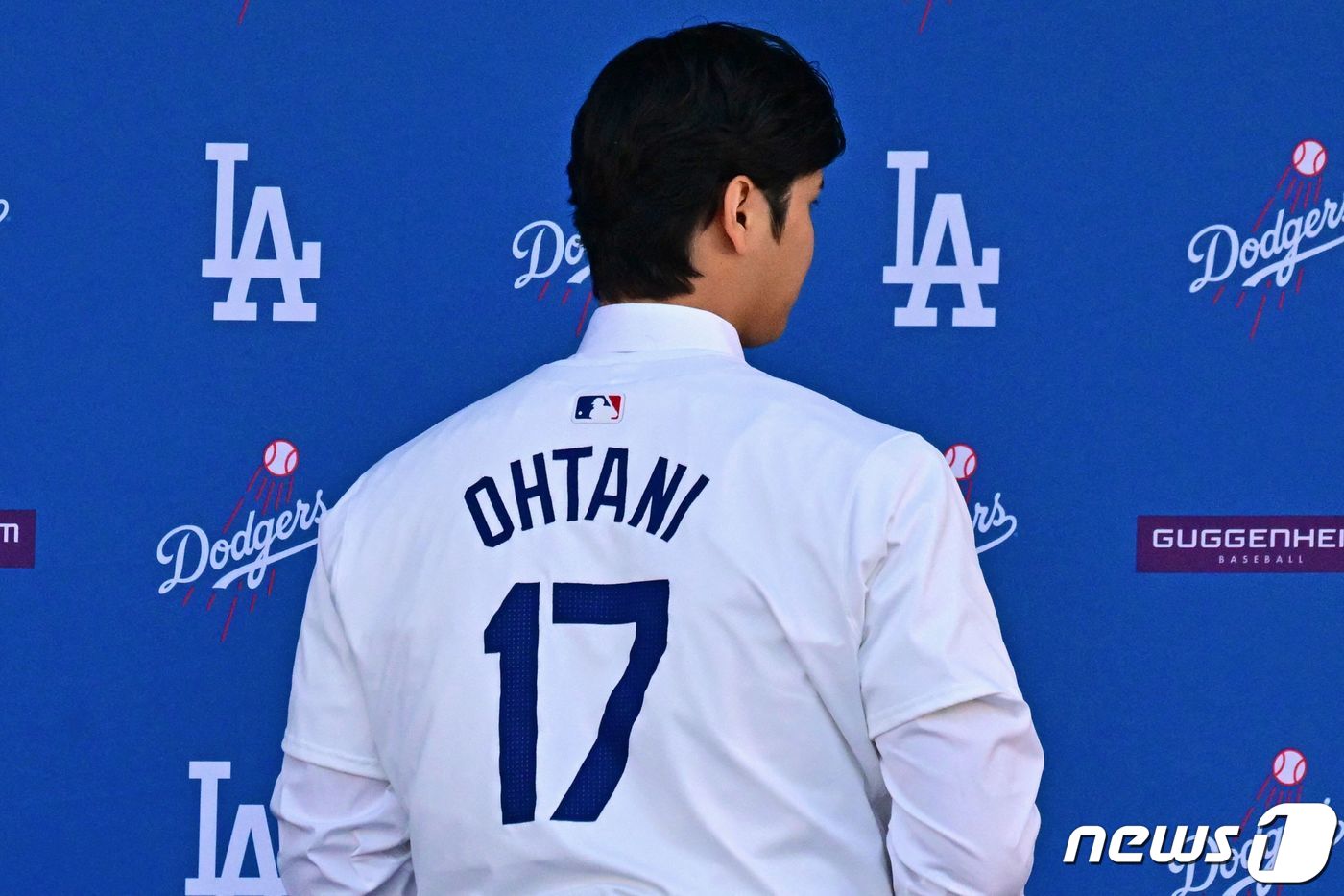 (로스앤젤레스 AFP=뉴스1) 우동명 기자 = 오타니 쇼헤이가 14일 (현지시간) 캘리포니아주 로스앤젤레스 다저 스타디움에서 세계 프로 스포츠 사상 역대 최고액인 10년 9000억 …