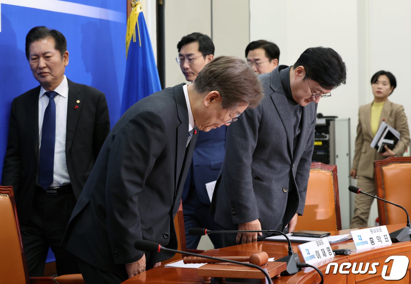 더불어민주당 이재명 대표와 홍익표 원내대표가 15일 오전 서울 여의도 국회에서 열린 최고위원회의에 참석하며 취재진에게 인사하고 있다. 2023.12.15/뉴스1 ⓒ News1 황기선 기자