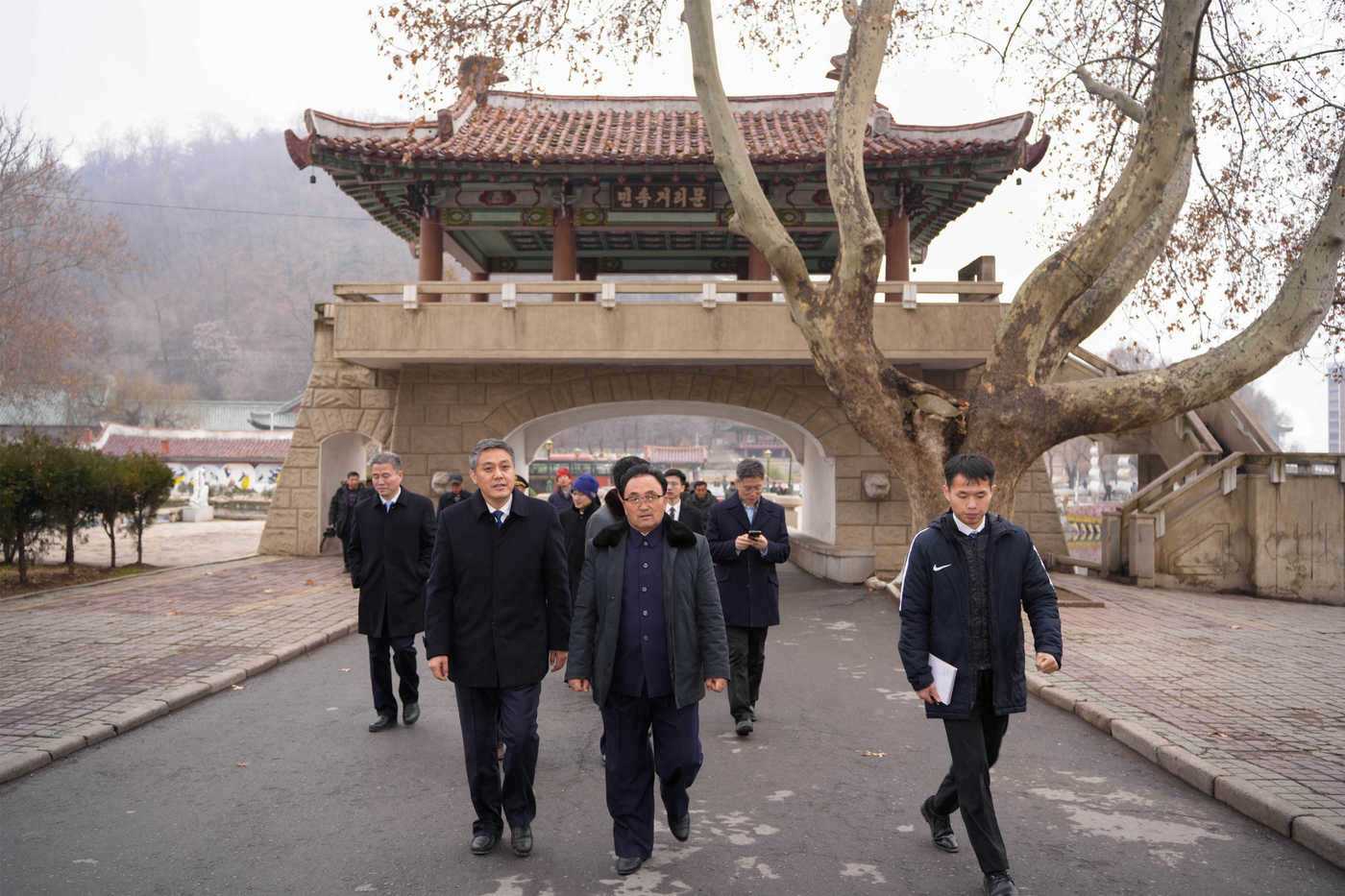 본문 이미지 - 왕야쥔 북한 주재 중국대사가 지난 13일 사리원시 민속관광지를 방문했다고 대사관 측이 밝혔다. (북한 주재 중국대사관 홈페이지 갈무리)  