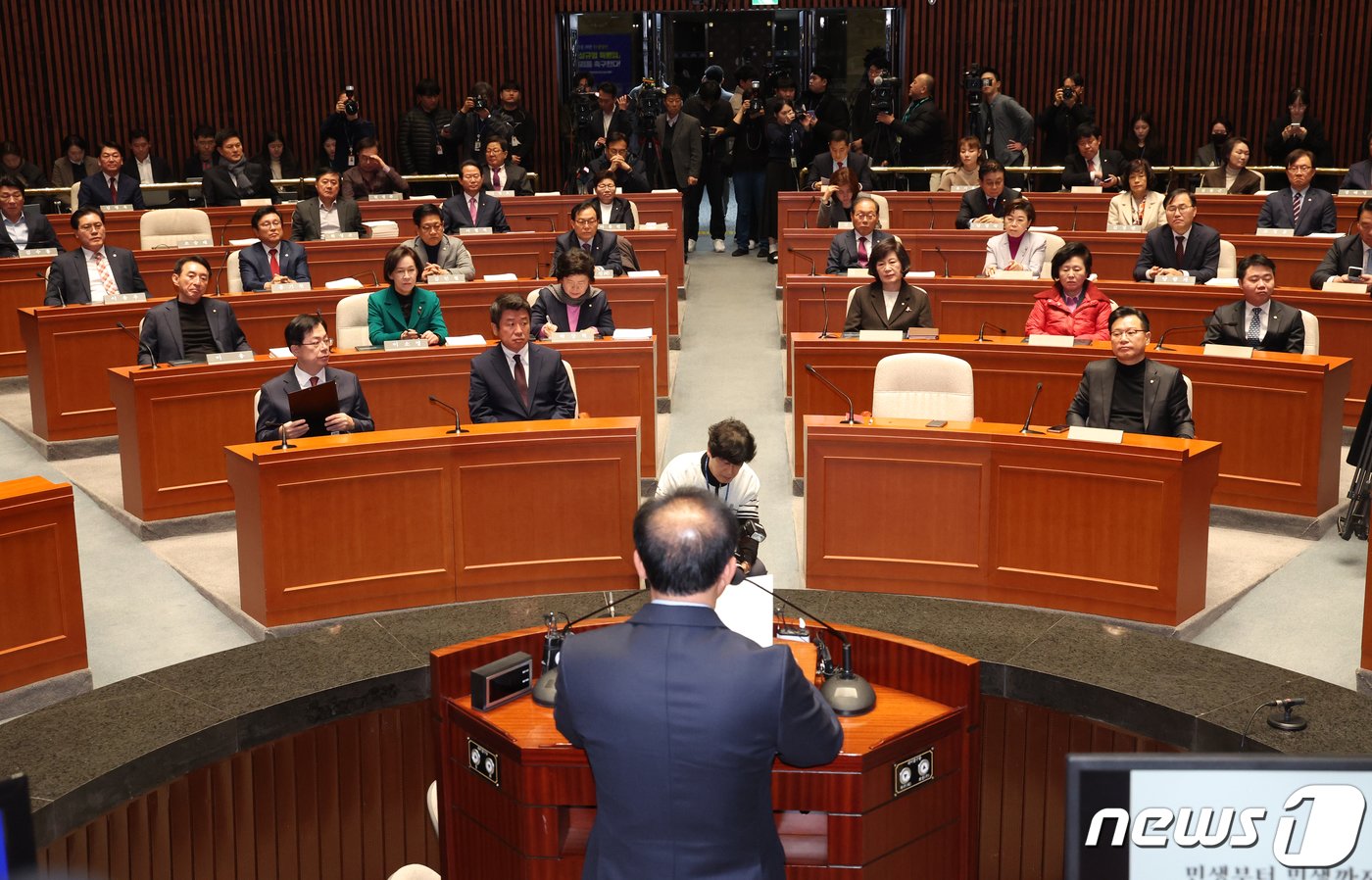 윤재옥 국민의힘 당 대표 권한대행이 15일 서울 여의도 국회에서 열린 비상의원총회에서 발언을 하고 있다. 2023.12.15/뉴스1 ⓒ News1 송원영 기자