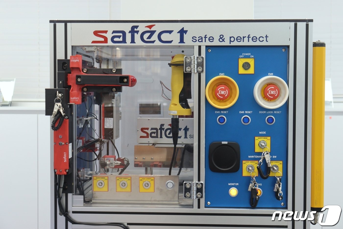 본문 이미지 - 세펙트의 대표 제품인 '도어 인터락 스위치'의 모습. 열쇠들로 공장 설비를 완전히 멈추지 않으면 문이 열리지 않아 작업자의 진입이 차단된다.(이노비즈협회 제공)