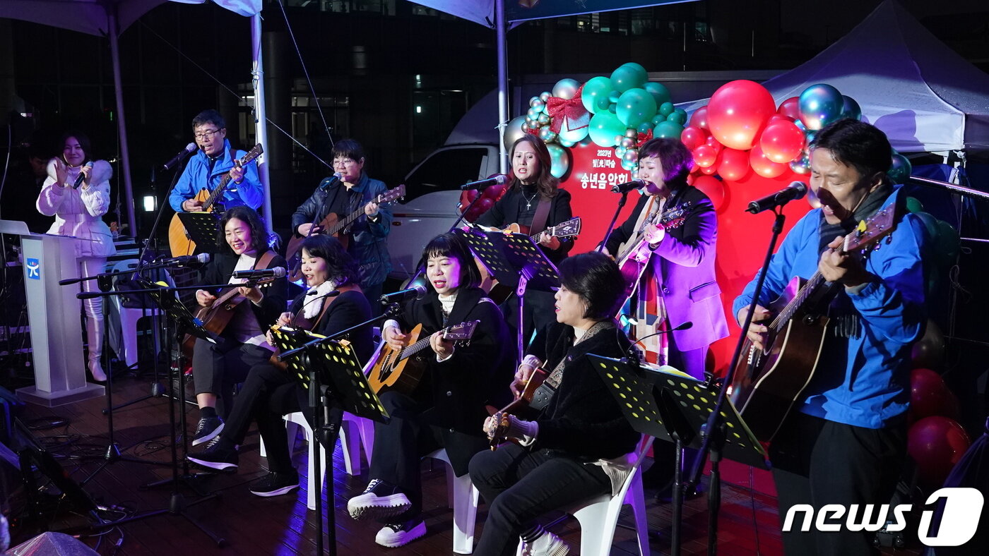 본문 이미지 - 광주시교육청이 14일 시교육청 본관 중앙화단에서 직장동호회 성과발표회를 겸한 송년음악회를 갖고 직원들이 직접 공연을 펼치고 있다.(광주시교육청 제공)2023.12.15./뉴스1