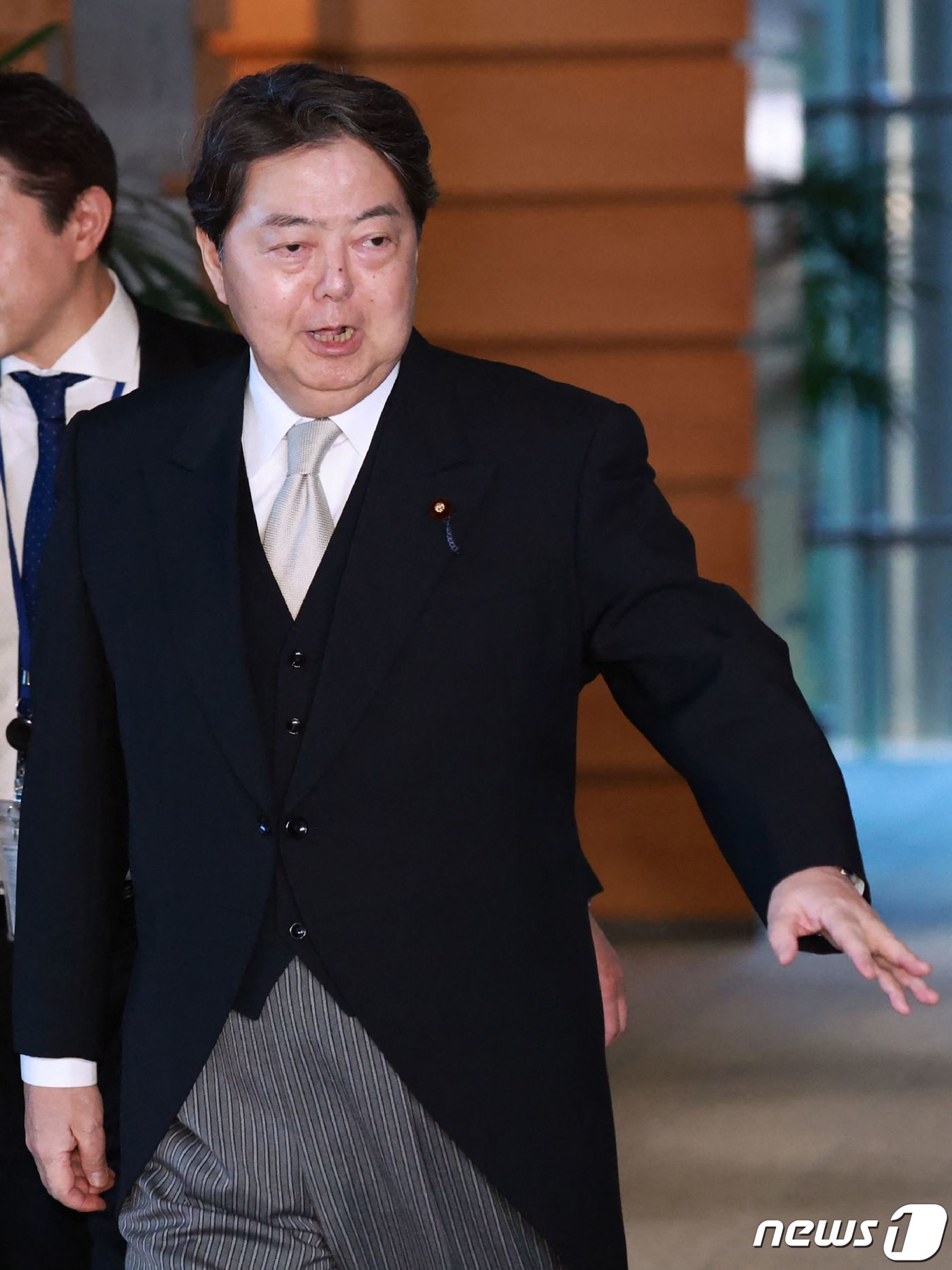 (도쿄 AFP=뉴스1) 우동명 기자 = 일본 신임 관방장관에 임명된 하야시 요시마사 전 외무상이 14일 (현지시간) 도쿄 총리 관저를 나서고 있다. 2023.12.15ⓒ AFP=뉴 …