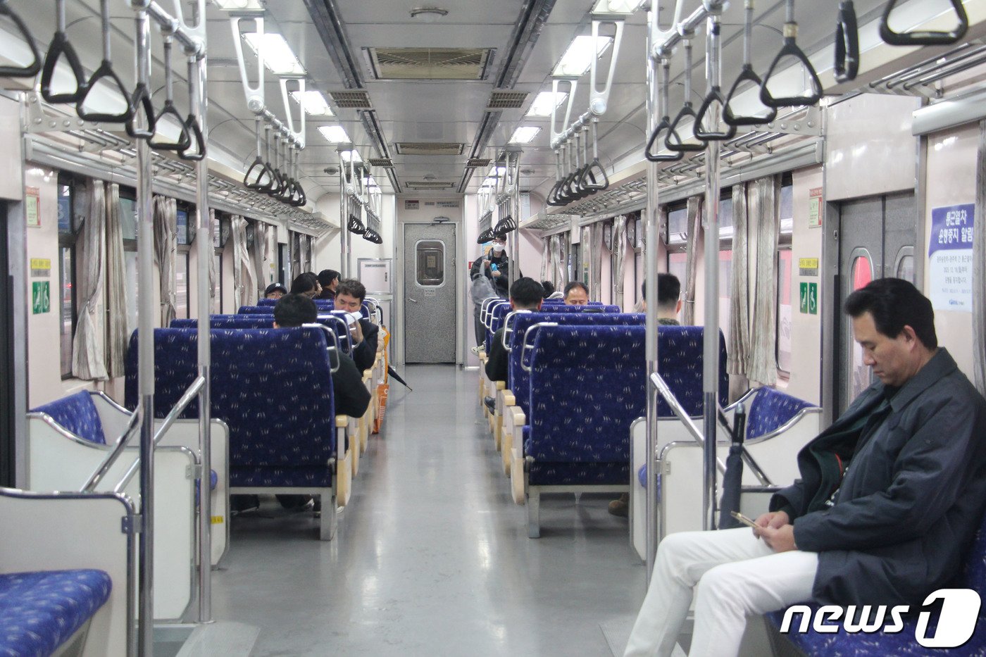 본문 이미지 - 15일 광주송정역에서 광주역을 오가는 광주선 셔틀열차에 시민들이 탑승해 있다. 광주선 셔틀열차는 17일 운행을 마지막으로 운행이 종료된다.2023.12.15/뉴스1 ⓒ News1 박지현 수습기자