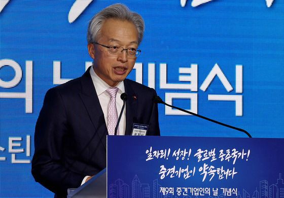 최진식 "2025년, 재도약 원년 되도록 중견기업 성장 거점 만들자"