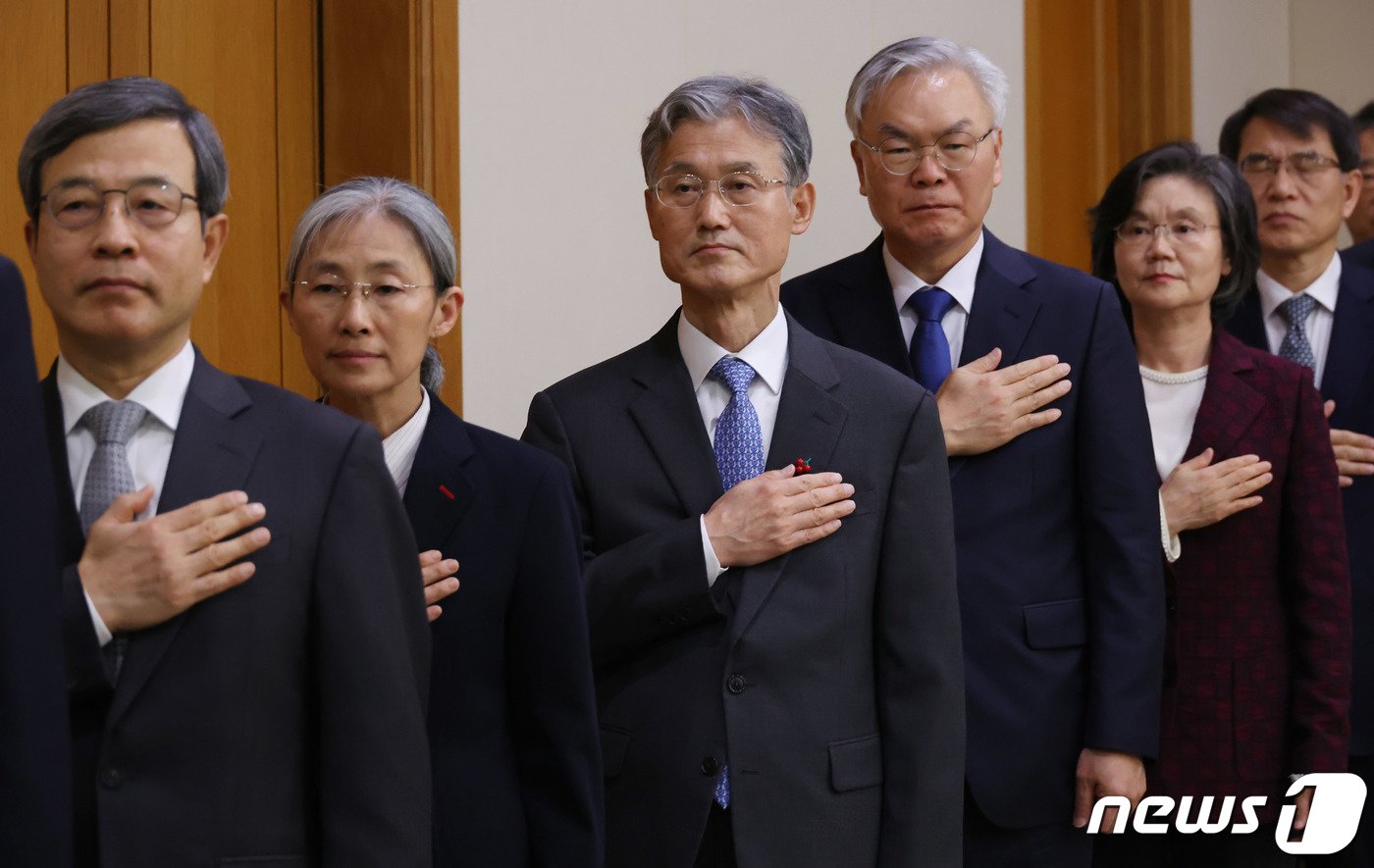 조희대 대법원장이 15일 서울 서초구 대법원 대회의실에서 열린 전국법원장회의에서 대법관들과 국민의례를 하고 있다. 2023.12.15/뉴스1 ⓒ News1 사진공동취재단