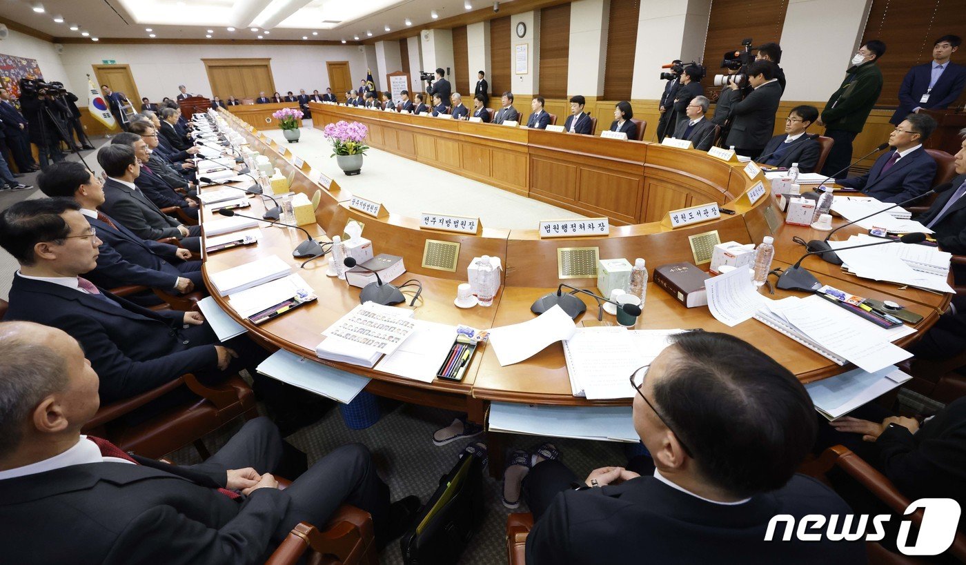 본문 이미지 - 조희대 대법원장이 15일 서울 서초구 대법원 대회의실에서 열린 전국법원장회의에서 인사말을 하고 있다. 2023.12.15/뉴스1 ⓒ News1 사진공동취재단