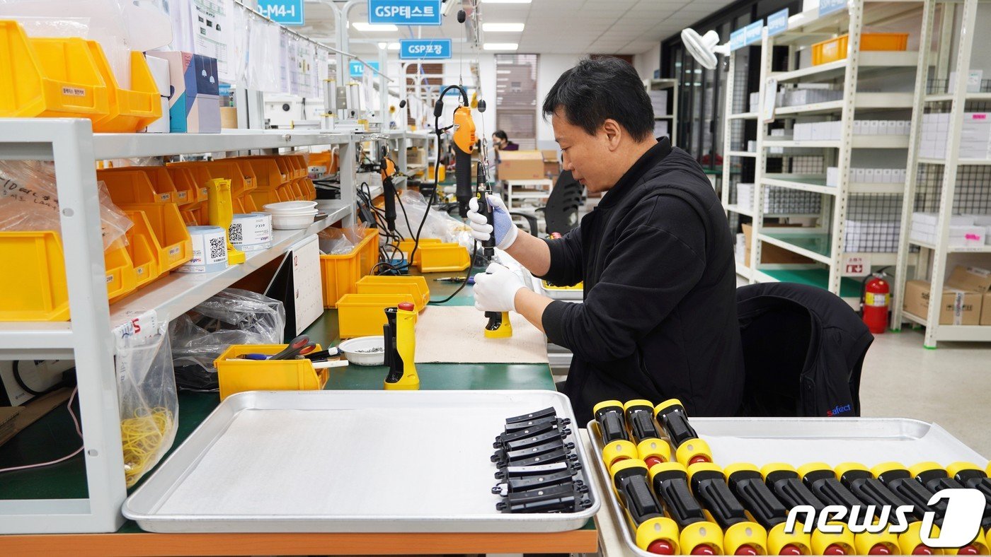 본문 이미지 - 세펙트 공장에서 한 직원이 그립 스위치를 제조하고 있다.(세펙트 제공)