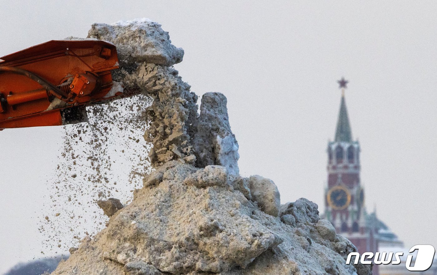본문 이미지 - 2023년 12월 7일 러시아 모스크바에서 눈치우는 차량이 눈을 치우는 모습.ⓒ 로이터=뉴스1