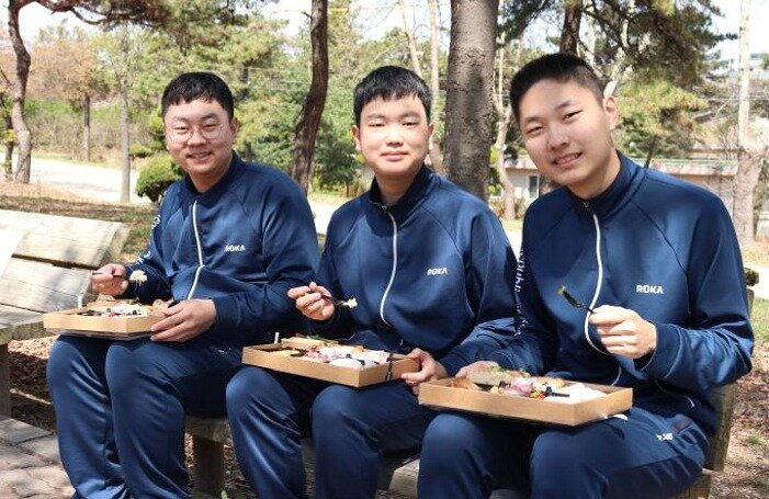 본문 이미지 - 지역상생 장병특식을 이용해 지역업체의 도시락을 먹고 있는 병사들.(국방부 제공)