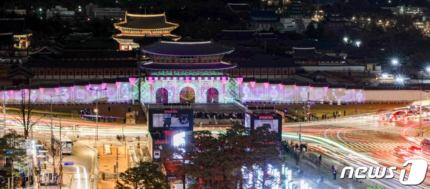 본문 이미지 - 15일 오후 서울 광화문 일대에서 열린 '서울라이트 광화문' 행사에서 광화문 외벽에 미디어 파사드 작품이 투영되고 있다. 이번 행사는 이날 개막해 내년 1월 21일까지 38일간 진행된다. 2023.12.15/뉴스1 ⓒ News1 김진환 기자