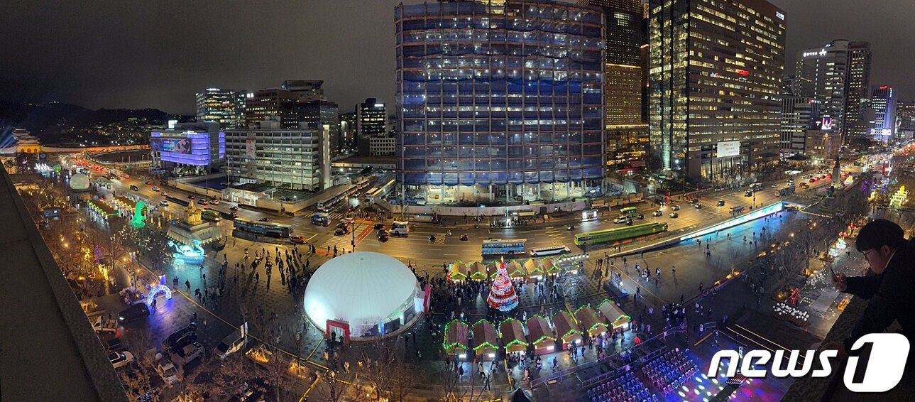 본문 이미지 - 15일 오후 서울 세종대로 광화문광장에서 ‘2023 서울빛초롱축제’가 열리고 있다. 이번 행사는 이날 개막해 내년 1월 21일까지 38일간 진행된다. 2023.12.15/뉴스1 ⓒ News1 김진환 기자