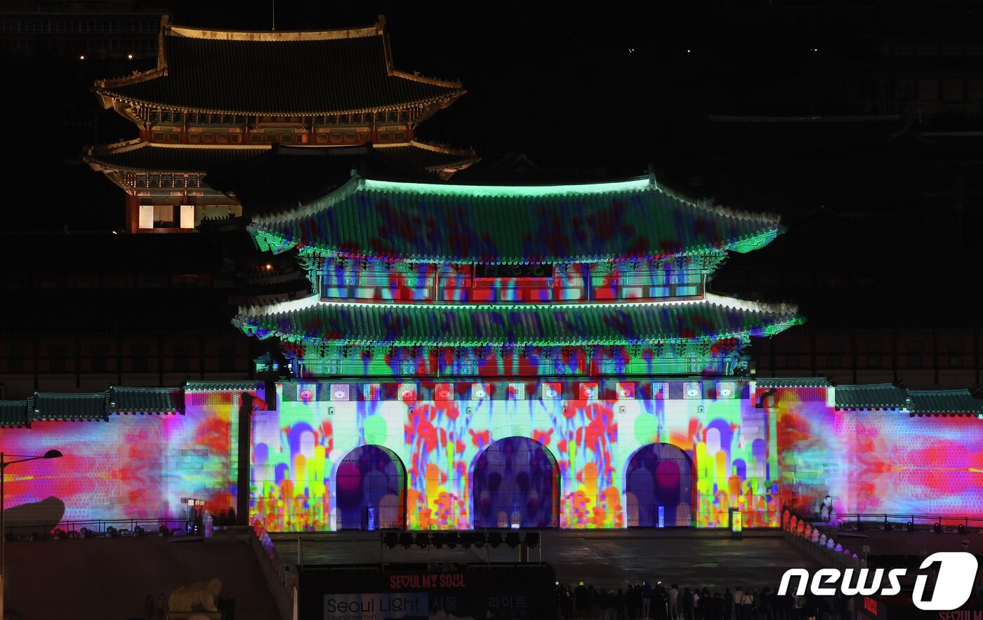 본문 이미지 - 15일 오후 서울 광화문 일대에서 열린 '서울라이트 광화문' 행사에서 광화문 외벽에 미디어 파사드 작품이 투영되고 있다. 이번 행사는 이날 개막해 내년 1월 21일까지 38일간 진행된다. 2023.12.15/뉴스1 ⓒ News1 김진환 기자