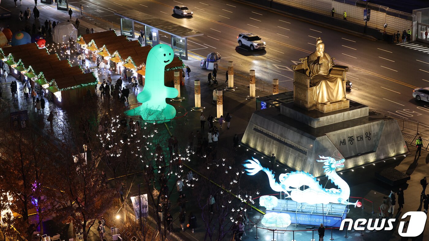 본문 이미지 - 15일 오후 서울 세종대로 광화문광장에서 열린 ‘2023 서울빛초롱축제’에서 광화문 광장 마켓과 조형물들이 불을 밝히고 있다. 이번 행사는 이날 개막해 내년 1월 21일까지 38일간 진행된다. 2023.12.15/뉴스1 ⓒ News1 김진환 기자