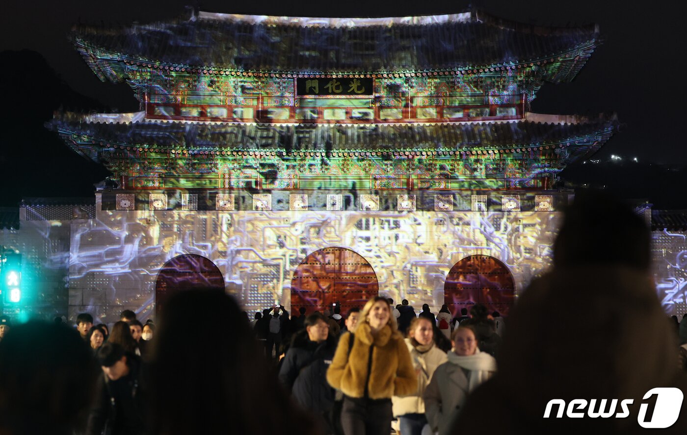 본문 이미지 - 15일 오후 서울 광화문 일대에서 열린 '서울라이트 광화문' 행사에서 광화문 외벽에 미디어 파사드 작품이 투영되고 있다. 이번 행사는 이날 개막해 내년 1월 21일까지 38일간 진행된다. 2023.12.15/뉴스1 ⓒ News1 김진환 기자