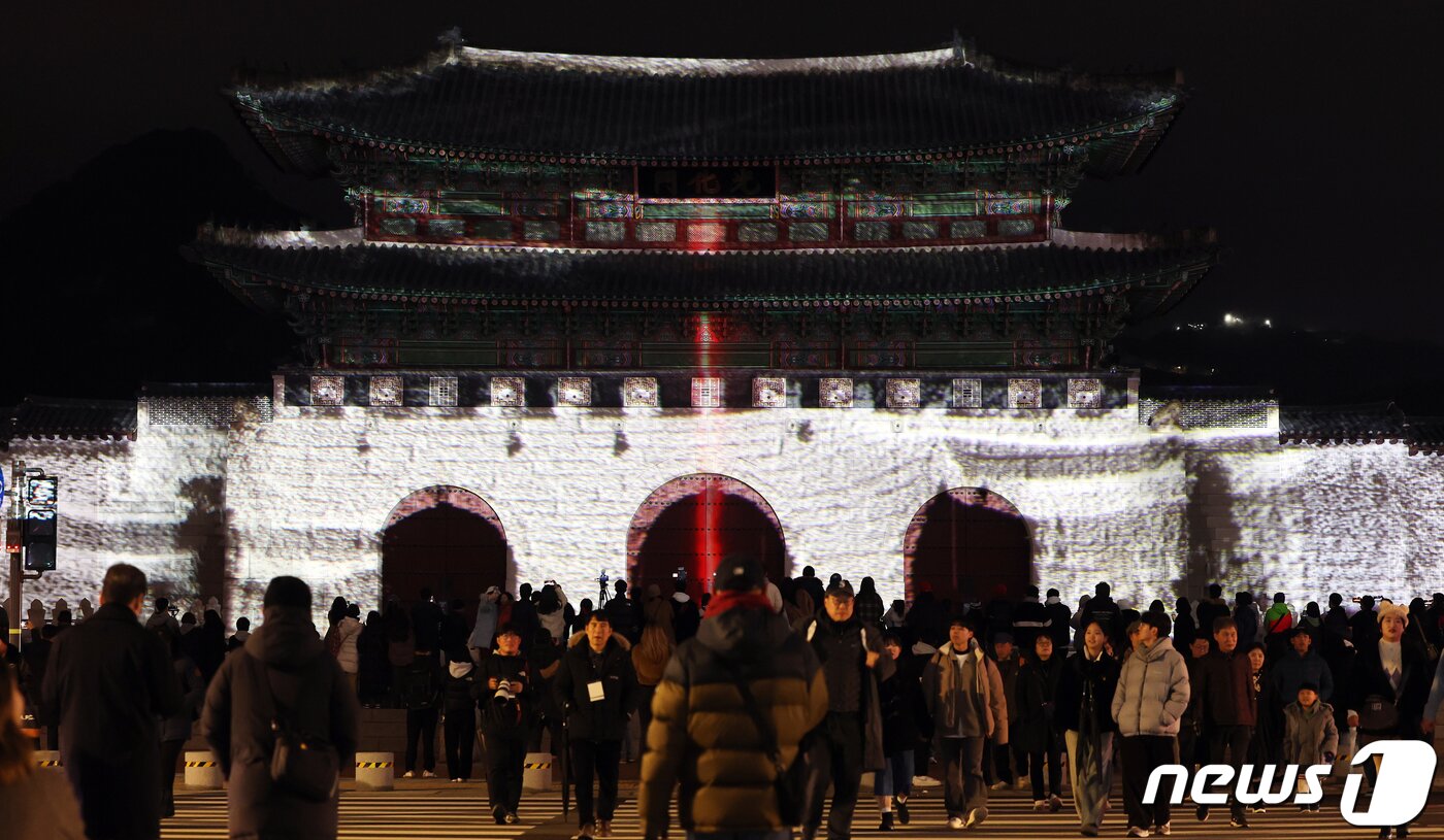 본문 이미지 - 15일 오후 서울 광화문 일대에서 열린 '서울라이트 광화문' 행사에서 광화문 외벽에 미디어 파사드 작품이 투영되고 있다. 이번 행사는 이날 개막해 내년 1월 21일까지 38일간 진행된다. 2023.12.15/뉴스1 ⓒ News1 김진환 기자