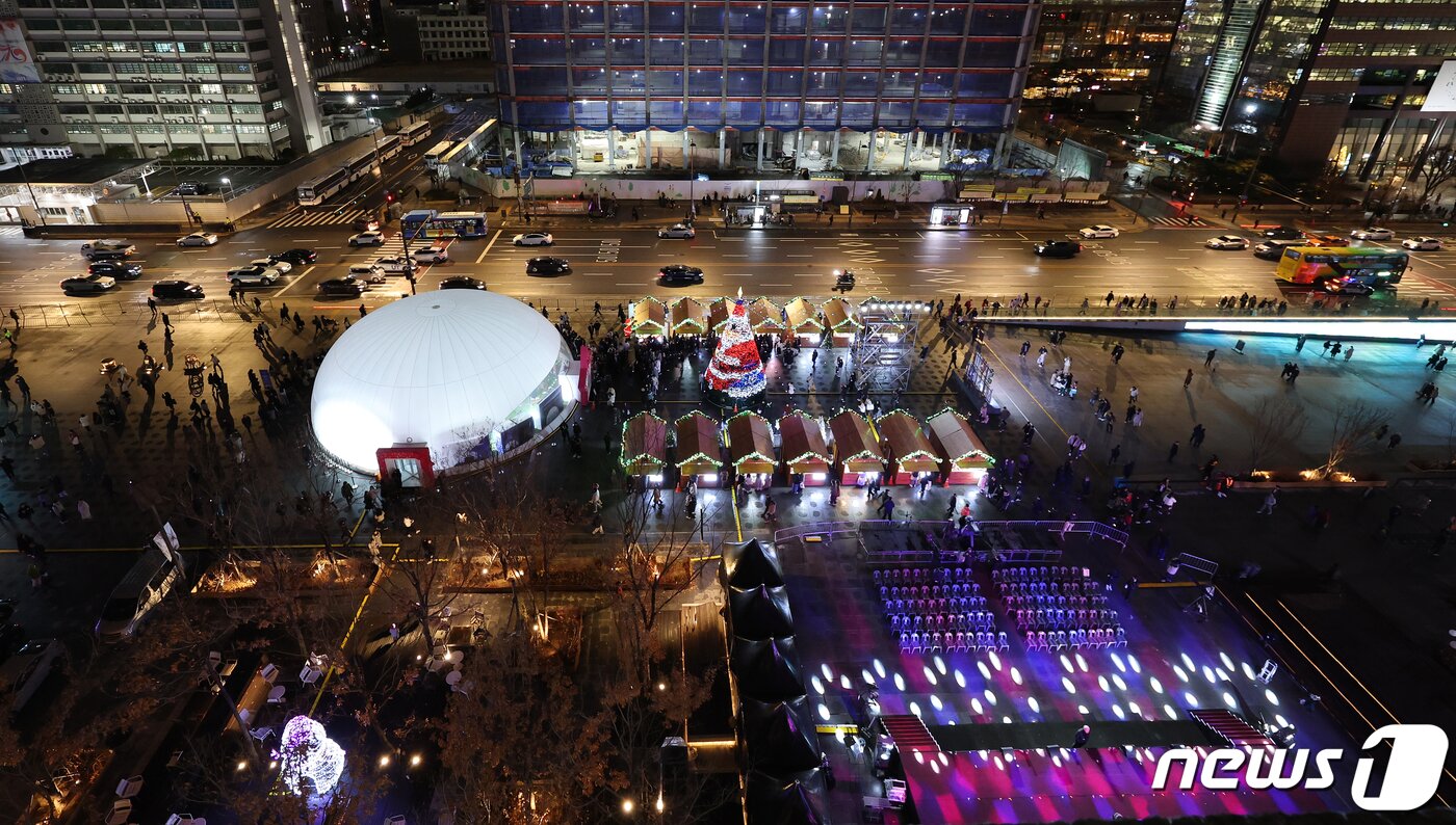 본문 이미지 - 15일 오후 서울 세종대로 광화문광장에서 열린 ‘2023 서울빛초롱축제’에서 광화문 광장 마켓과 조형물들이 불을 밝히고 있다. 이번 행사는 이날 개막해 내년 1월 21일까지 38일간 진행된다. 2023.12.15/뉴스1 ⓒ News1 김진환 기자