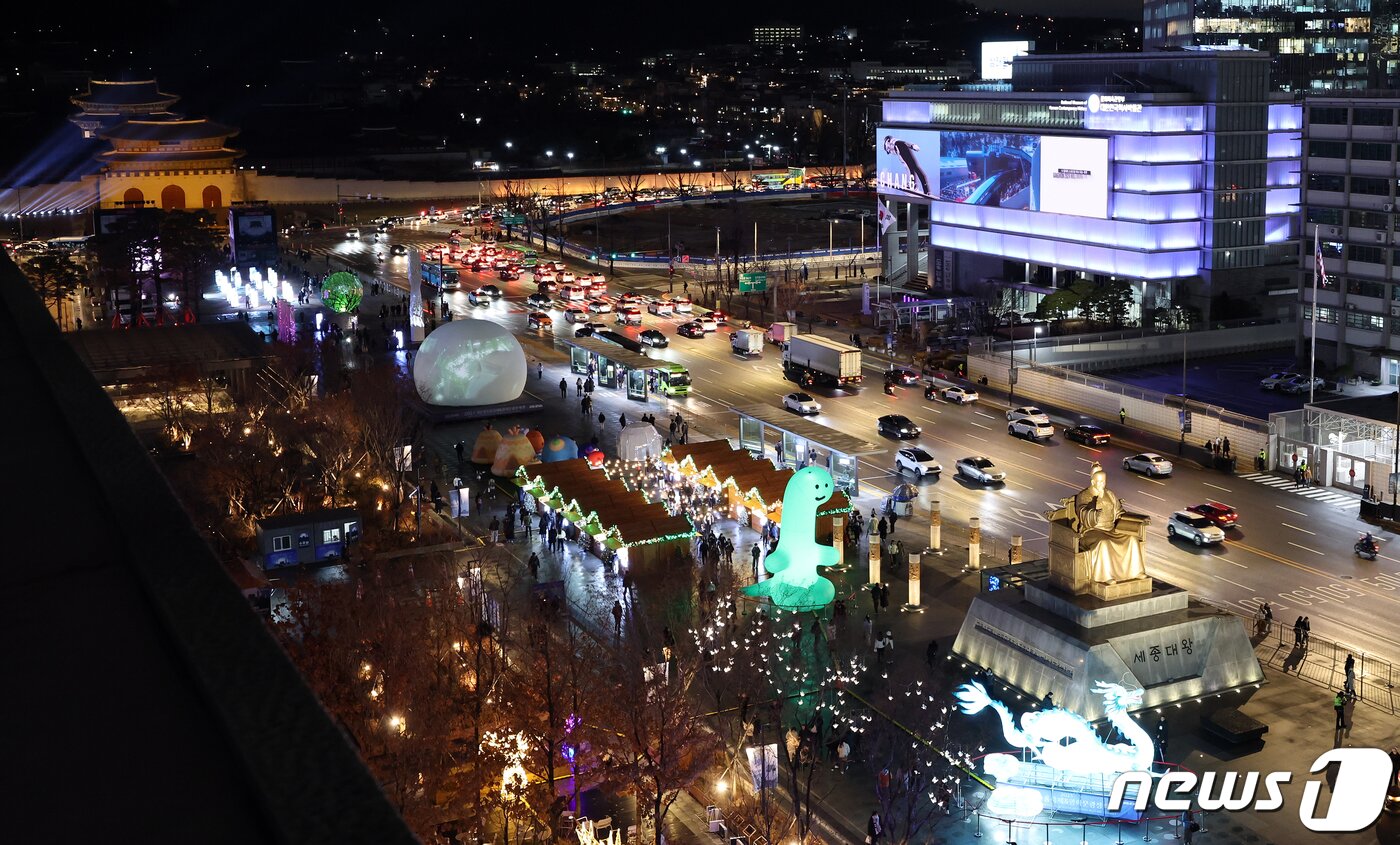 본문 이미지 - 15일 오후 서울 세종대로 광화문광장에서 열린 ‘2023 서울빛초롱축제’에서 광화문 광장 마켓과 조형물들이 불을 밝히고 있다. 이번 행사는 이날 개막해 내년 1월 21일까지 38일간 진행된다. 2023.12.15/뉴스1 ⓒ News1 김진환 기자
