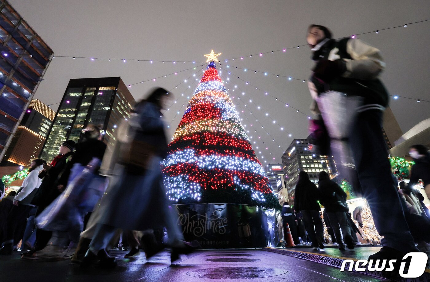 본문 이미지 - 15일 오후 서울 세종대로 광화문광장에서 열린 ‘2023 서울빛초롱축제’에서 대형 미디어트리가 설치되어 있다. 이번 행사는 이날 개막해 내년 1월 21일까지 38일간 진행된다. 2022.12.15/뉴스1 ⓒ News1 김진환 기자